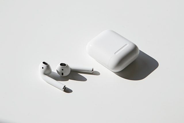 Can Airpods connect to a closed or dead case?